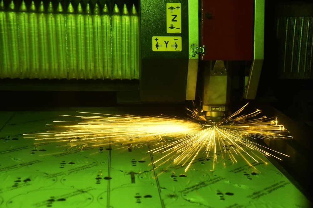 Dettagli di fascio laser nella fase di taglio di una lamiera