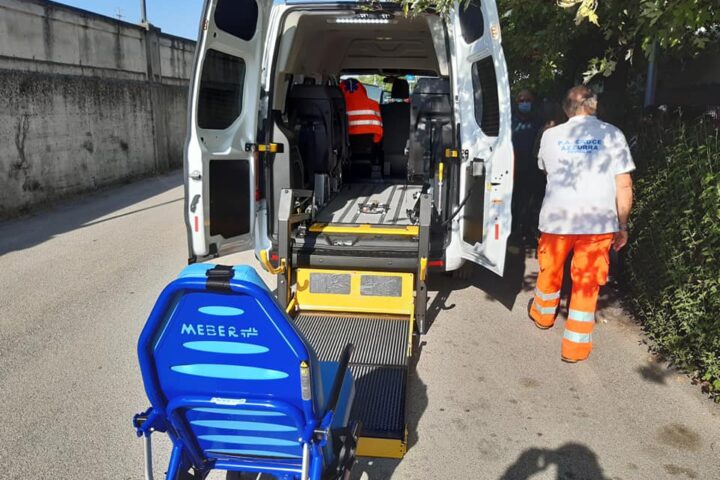 Il minibus visto dalla parte posteriore con sportelli aperti e uno scivolo per far salire la carrozzina
