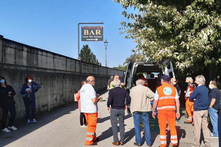 Un gruppo di volontari