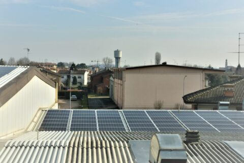 Vista dei tetti dell'azienda Emel e dell'impianto fotovoltaico