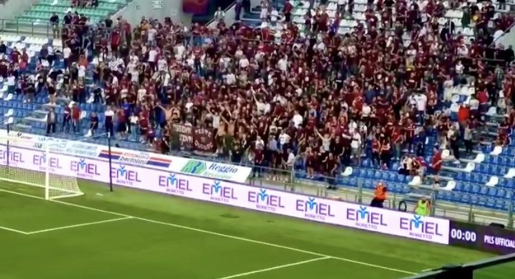 Curva SUD con tifosi della Reggiana