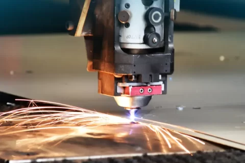 Dettaglio di macchina operante nel taglio laser metalli